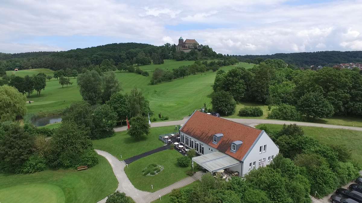 Luftaufnahme Clubhaus mit Burgrunde