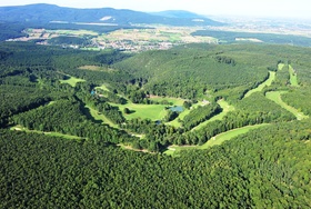 Der Golfplatz Enzesfeld von aus der Luft Golf Club Enzesfeld