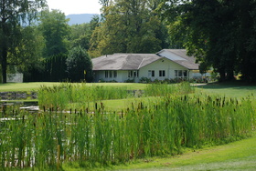 Loch 9/18 vor dem Clubhaus Golf Club Schinznach Bad