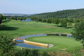 Blick vom Clubhaus über das neue Inselgrün zum Twistesee Golf- und Landclub Bad Arolsen e.V.