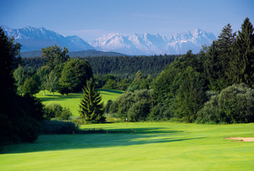 Die Zugspitze, Spielbahn 17 mit Blick auf Grün 17 Golfanlage Iffeldorf KG