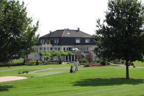 Clubhaus: Blick von Abschlag 1 Golfclub Dreibäumen e.V.