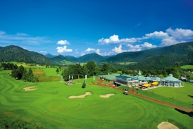 Blick auf das Clubhaus und Bahn 18 Golfclub Reit im Winkl e.V. Kössen