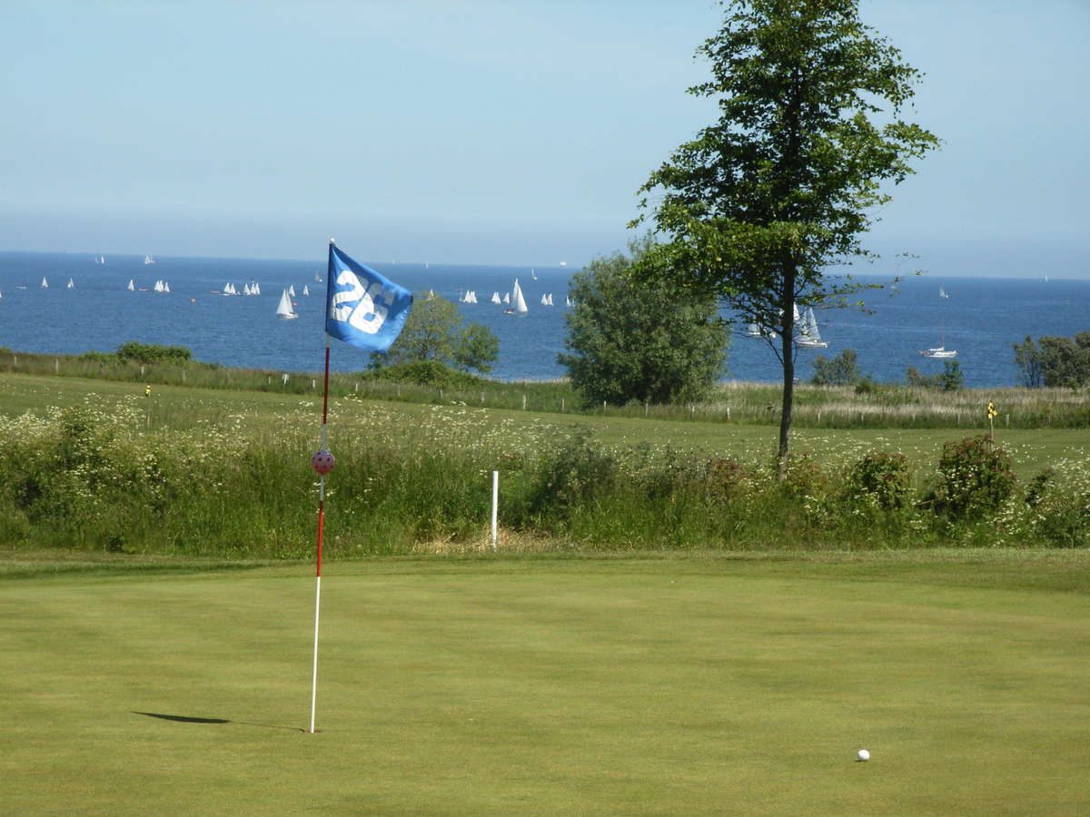 Hole 26 with a view on a regatta-field