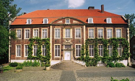 Front view of the castle Restaurant Hotel Schloß Wilkinghege