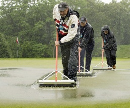 Schlechtes Wetter: Cejka kann nicht an den Abschlag gehen Cejka und Co. weiter im Wartestand