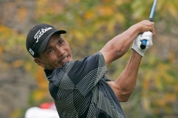 China's Wu retains golf lead