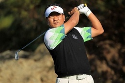 Choi defies blustery wind to seize challenge lead