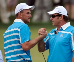Europas Teamkapitän Nick Faldo (r.) mit Robert Karlsson Europas Golfer wahren Chance auf historischen Sieg