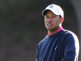 Hofft auf weniger Wind: Tiger Woods Golf: Woods vom Winde verweht