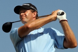 Retief Goosen now leads with a halfway total of 137 Golfer Goosen takes one-shot lead