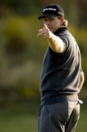 South African Retief Goosen Goosen clings to lead as Watney equals record