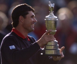 Padraig Harrington mit dem Siegerpokal Harrington im siebten Golf-Himmel