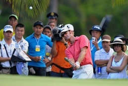 Berry Henson chips onto the green Henson wins Asian Tour title in Manila