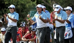 Int'l team, with golfers from Australia, S.Africa, Japan and S.Korea, takes on the US for the President's Cup trophy Int'l team stay in touch with US at The Presidents Cup