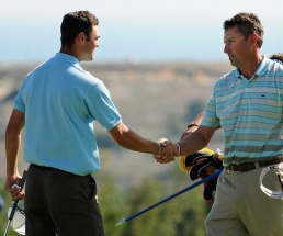 Martin Kaymer (l.) unterlag Robert Allenby Kaymer unterliegt im Auftaktmatch