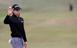 Lewis stumbles in British Open second round