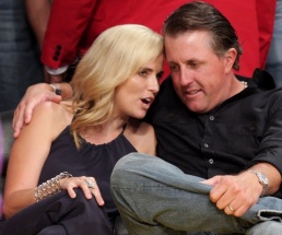 Phil Mickelson mit seiner Ehefrau Amy Mickelson pausiert für seine erkrankte Frau