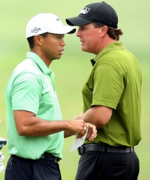 Tiger Woods (l.) und Phil Mickelson Mickelson sitzt Woods im Nacken