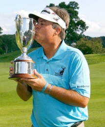 Kenny Perry mit seinem Siegerpokal Perry siegt in Cromwell mit Platzrekord