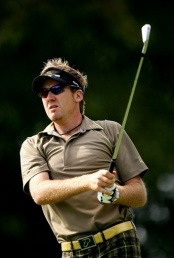 Poulter leads Dunlop golf tournament