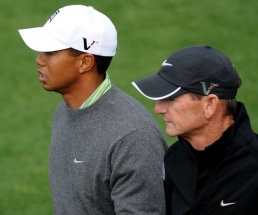 Tiger Woods (l.) steht zu seinem Trainer Hank Haney Woods dementiert Trennungsgerüchte