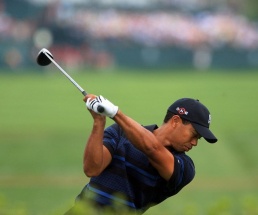 Tiger Woods beim Abschlag in Orlando Woods schiebt sich in Orlando nach vorne