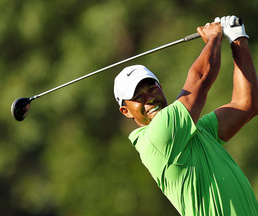 Woods startet mit zwei über Par