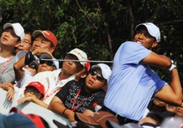 Woods storms to shared PGA lead in China