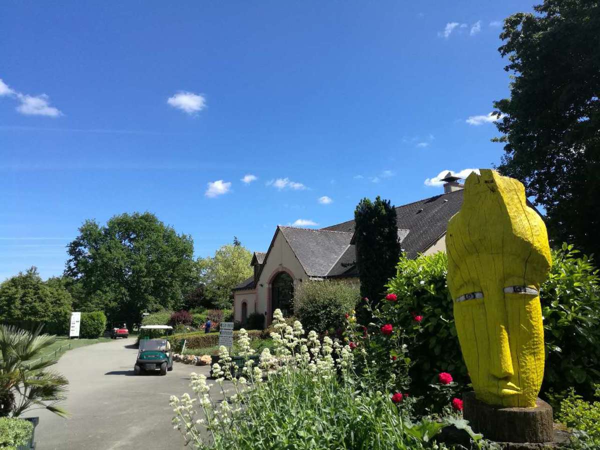 Entrance to Anjou Golf with sculpture by Ousmane Gueye