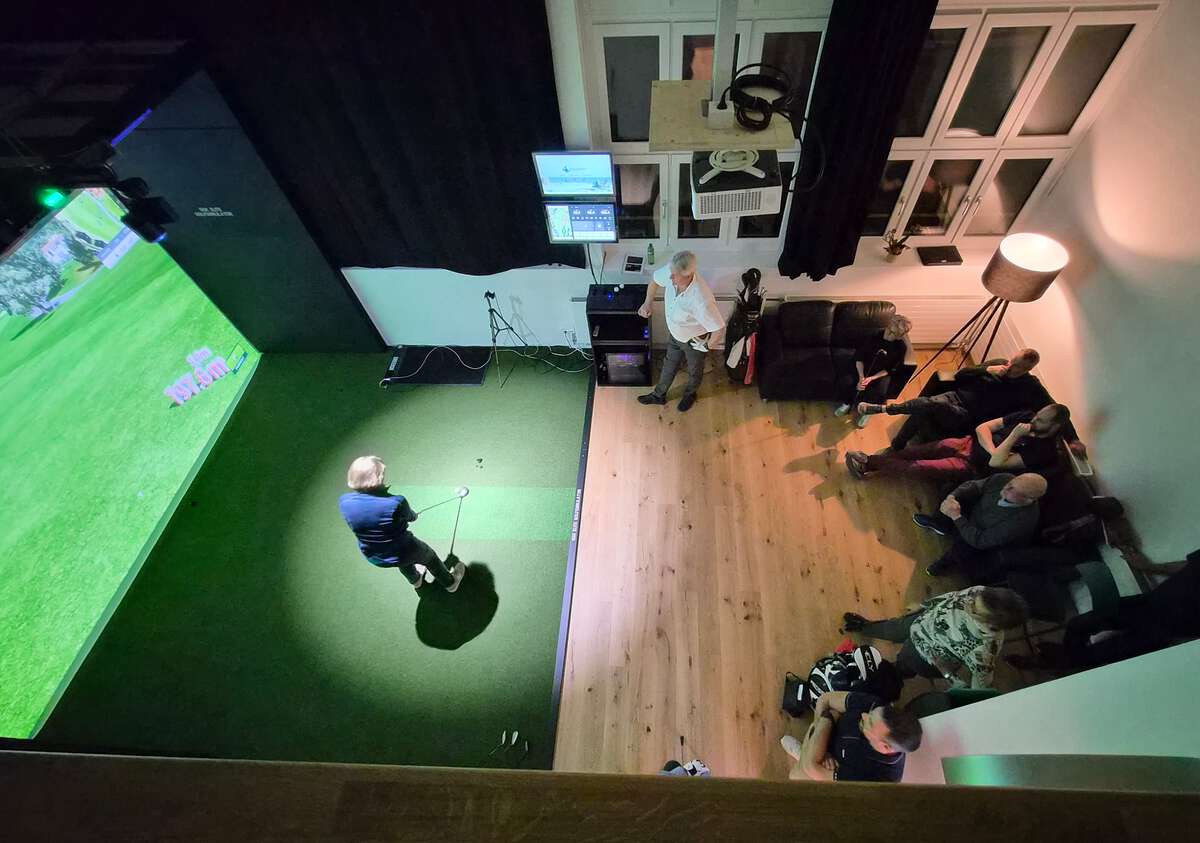 Indoorgolf-Simulator; Blick von der Galerie