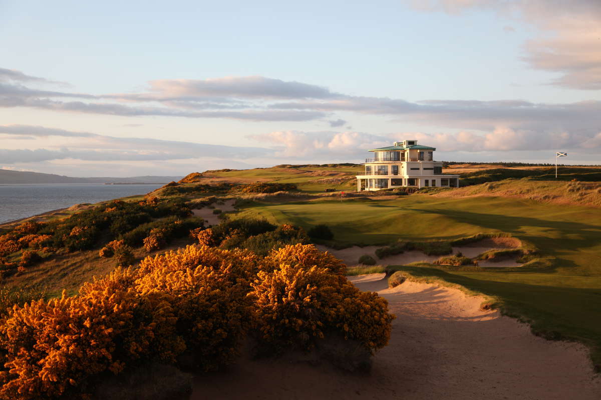 hole 9 with clubhouse