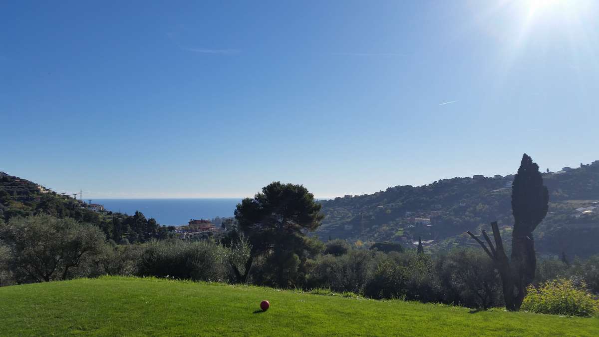 IN THE BACKGROUND THE CLUB HOUSE AND THE MEDITERRANEAN SEA