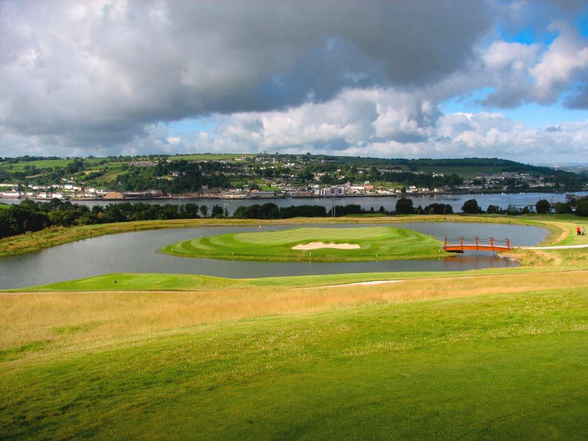 The 10th - a magnificent Island Green!