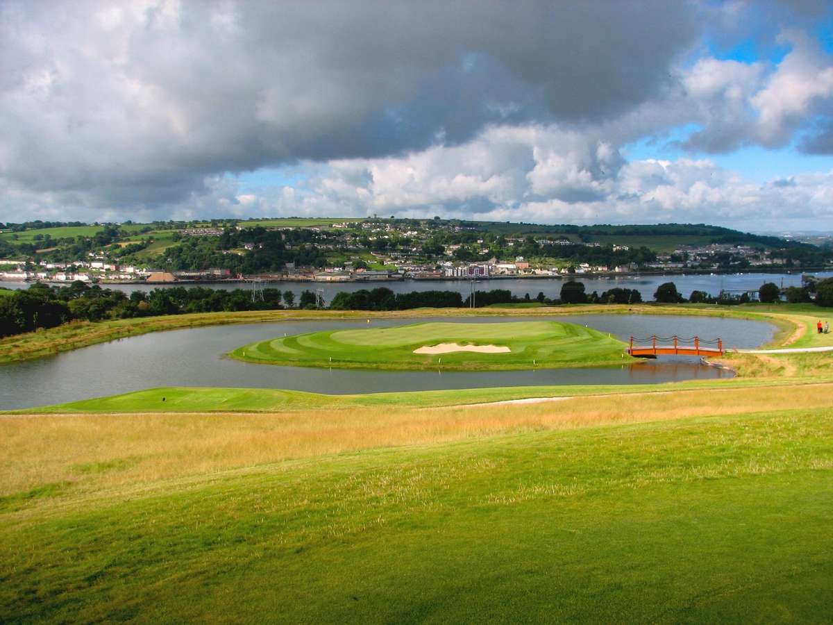 The 10th - a magnificent Island Green!