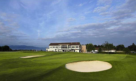 The 18th hole with view to the clubhouse