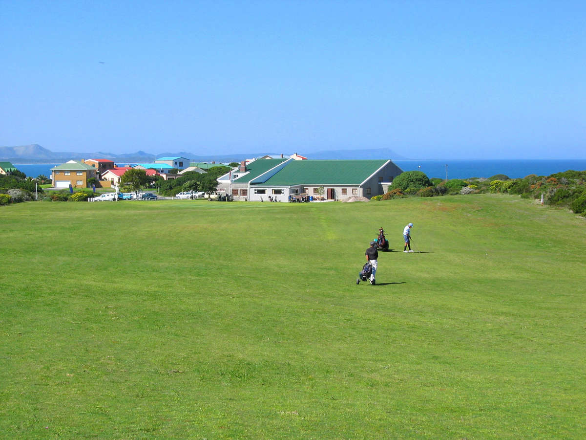 9TH HOLE AND CLUBHOUSE