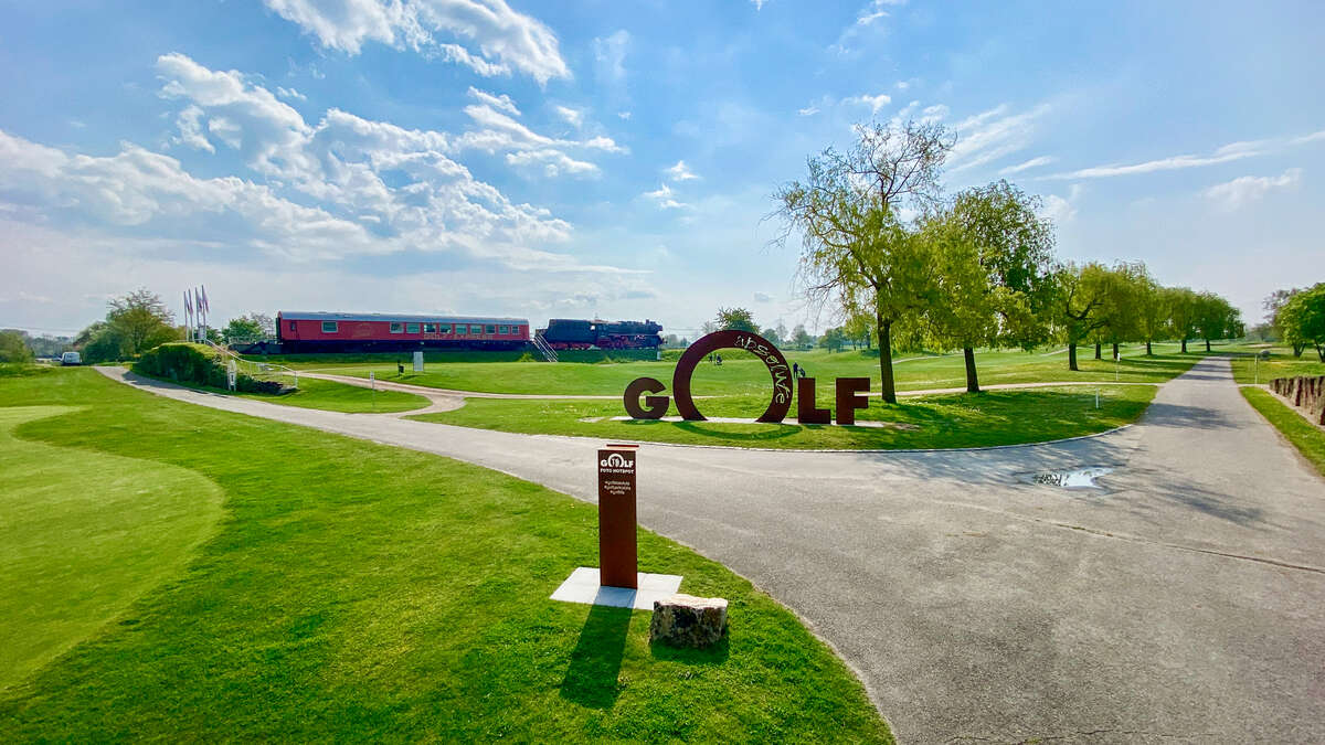 Foto Hot Spot & Eisenbahn - zwei Wahrzeichen im Golfpark.