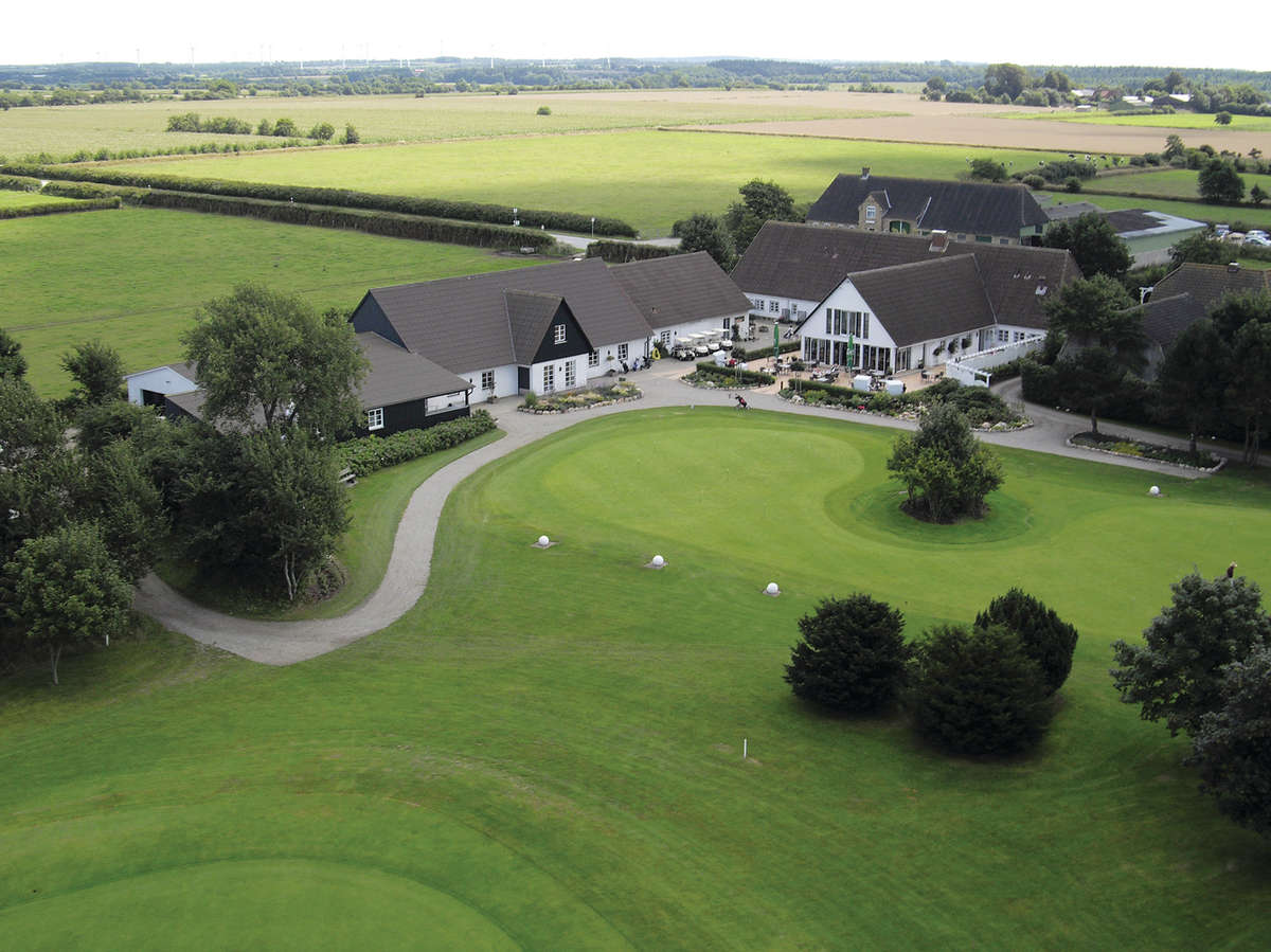 Clubhouse & Putting Green