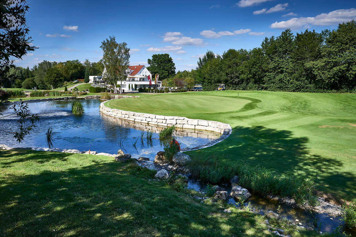 18. Grün mit Restaurant und Clubhaus
