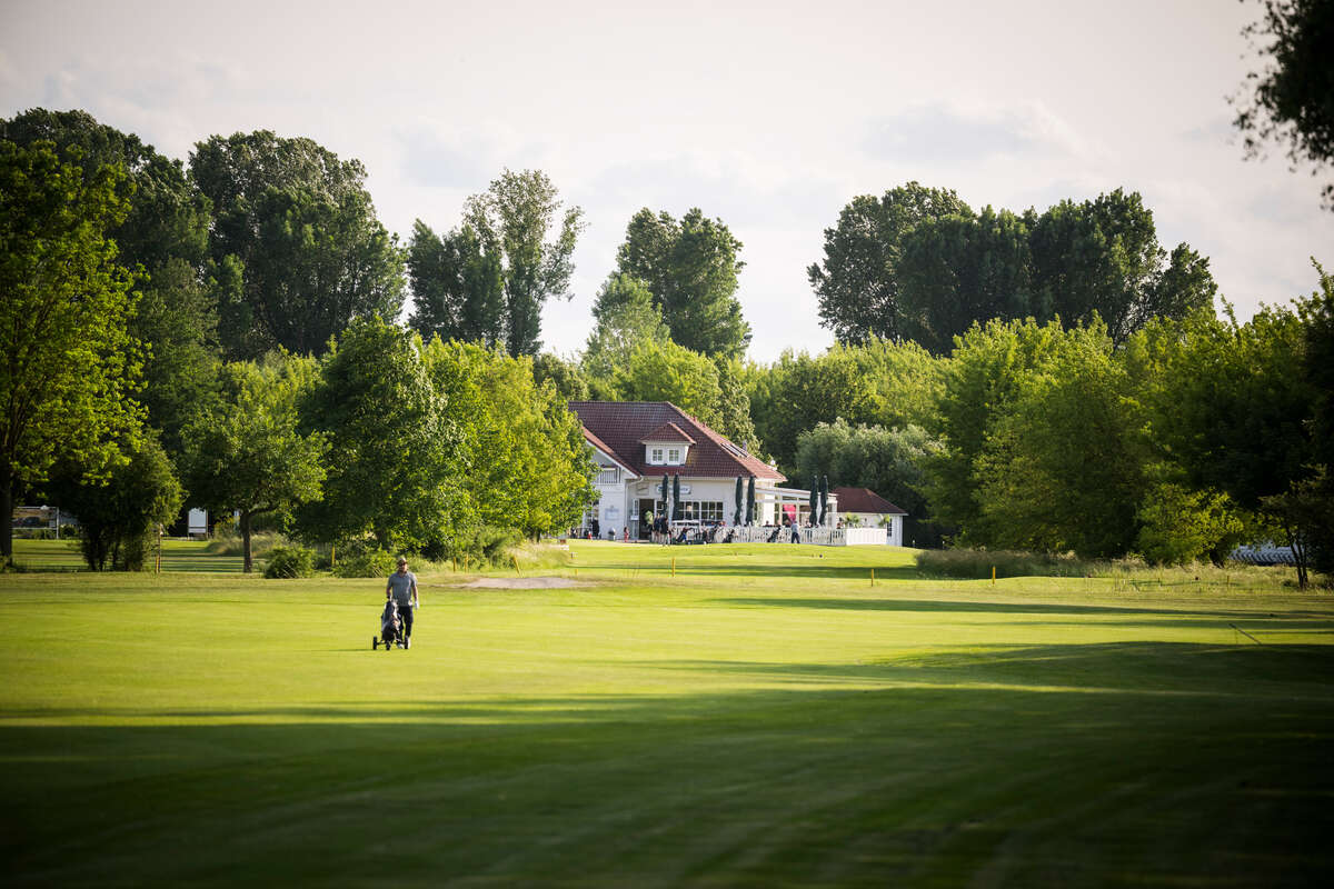 Bahn 10: Par 6, 634 m mit Blick auf das Clubhaus