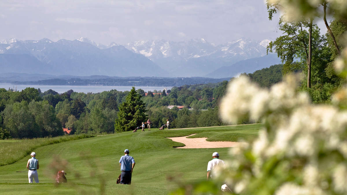 18-Loch-Anlage, Bahn 2, Blick auf die Alpen und den Starnberger See