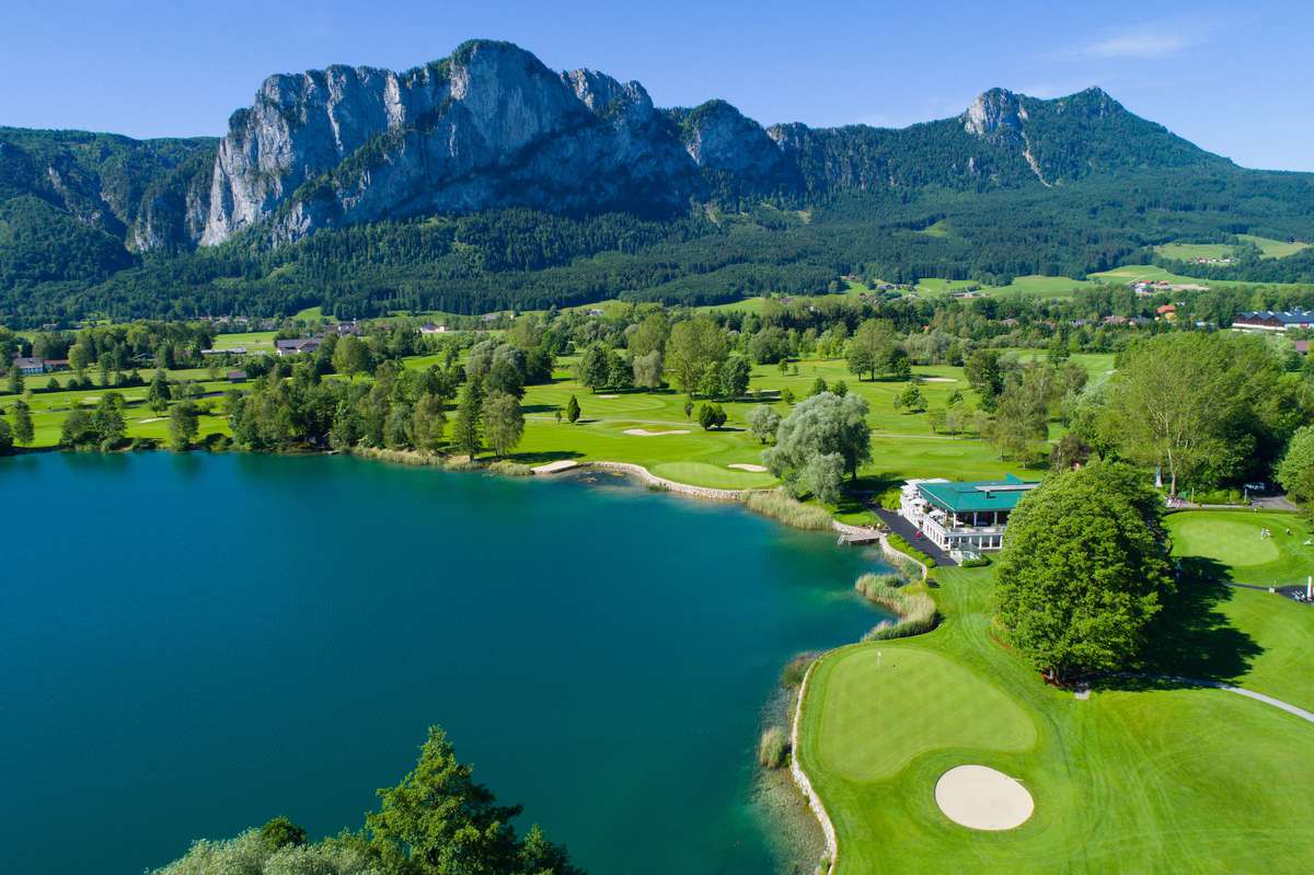 Blick auf die Drachenwand über das Clubhaus