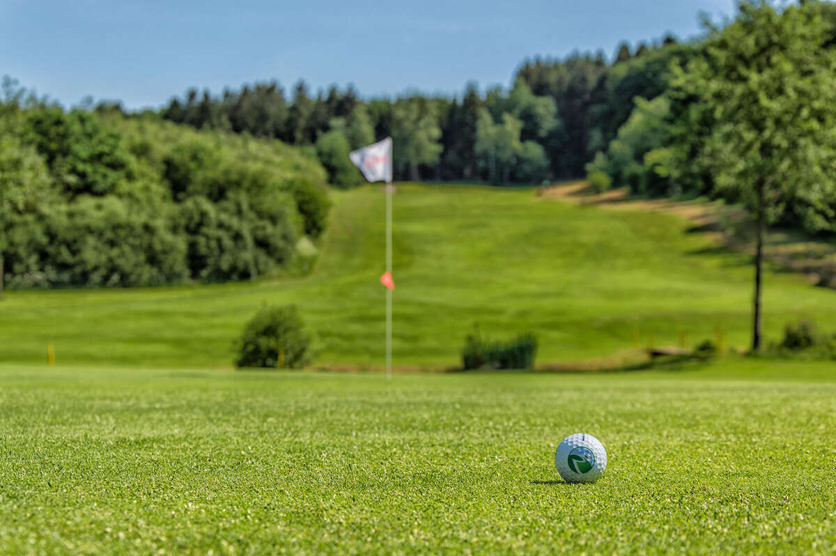 Bahn 4, Par 3, 200 Meter (gelb)