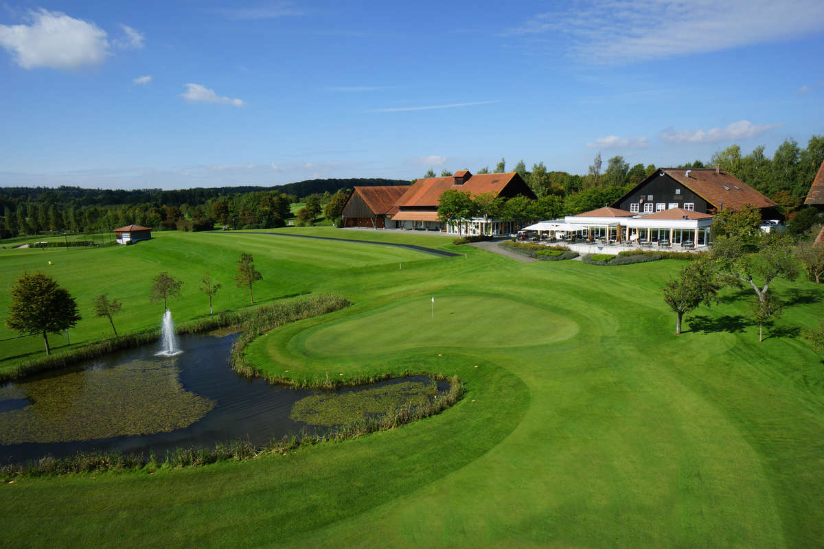 Blick auf Grün 18 - im Hintergrund idyllische Clubterrasse mit Restaurant