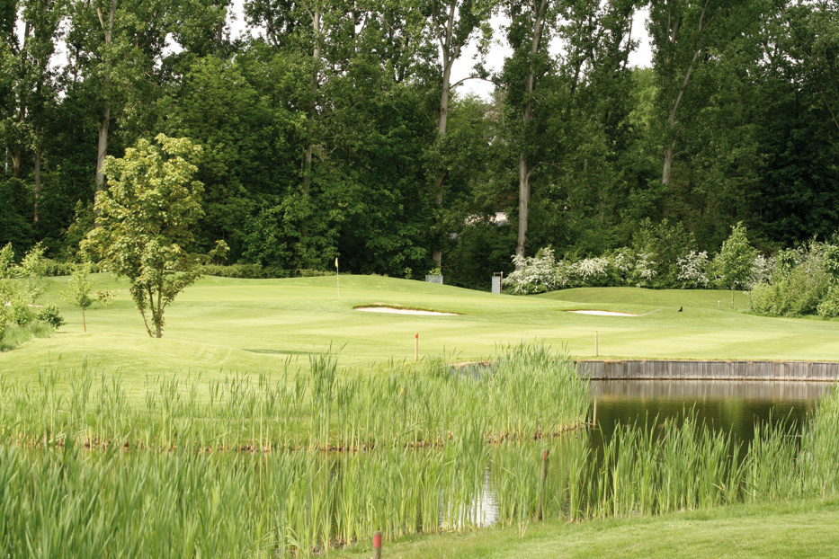 Tee 1 Green (view from Tee 2)