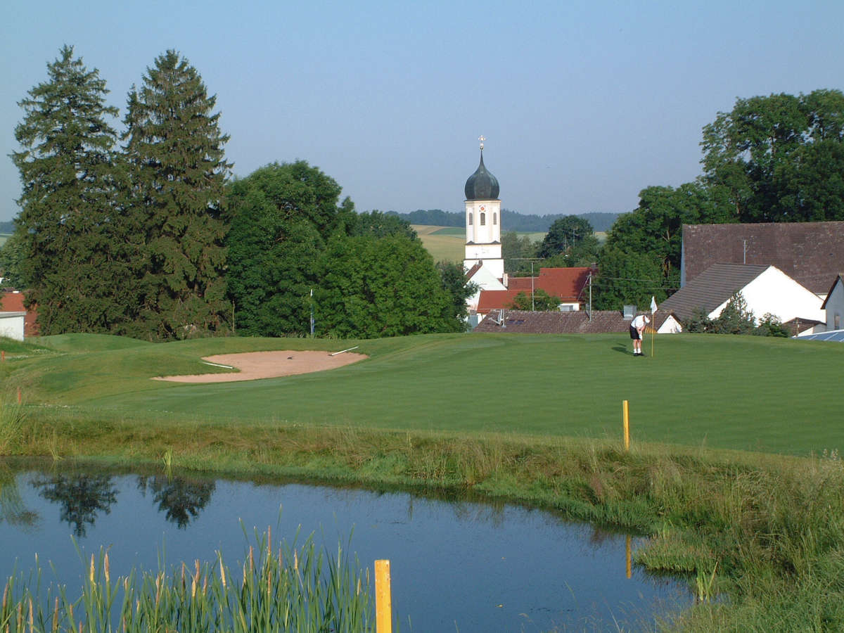 Grün 9 mit Kirchturm von Tegernbach