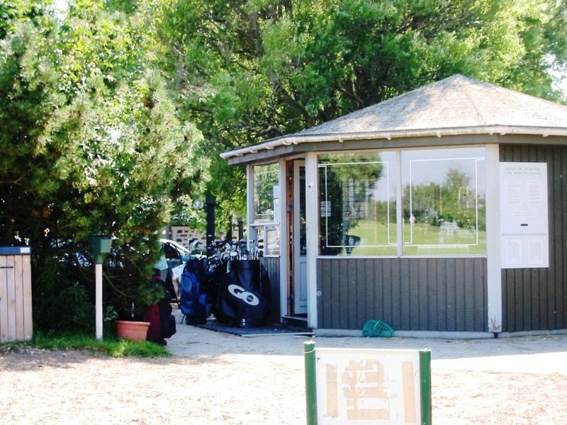 Pro - shop (hole 1)