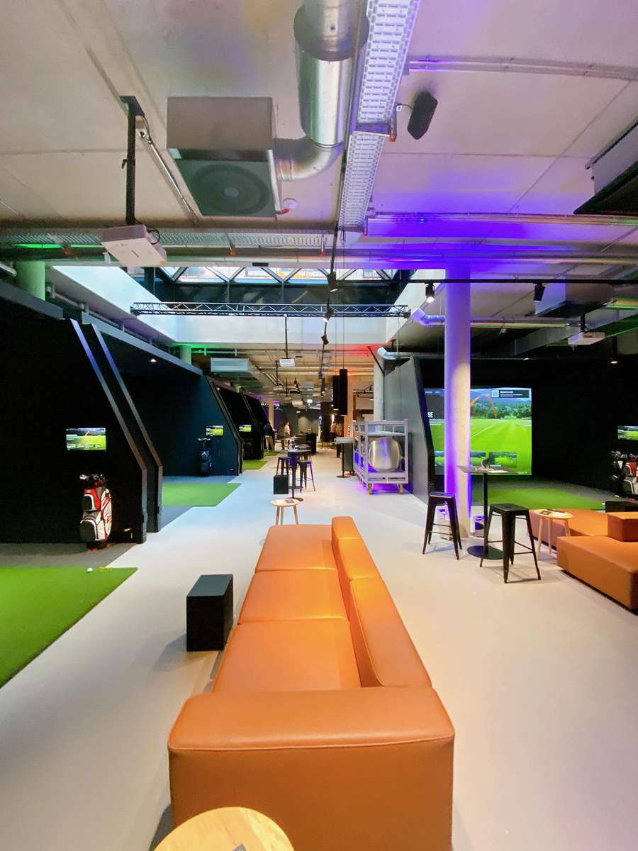 Indoor-Anlage mit 7 TrackMan Simulatoren