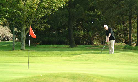 Chipping onto the 7th green